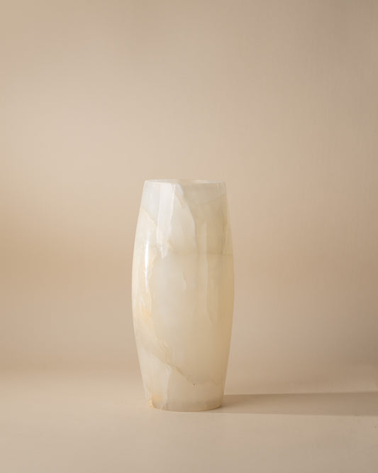 Blumenvase aus weißem Onyx – handgefertigte Naturstein von Marmonix, eine elegante, architektonische Natursteinvase mit feiner, transluzenter Maserung.