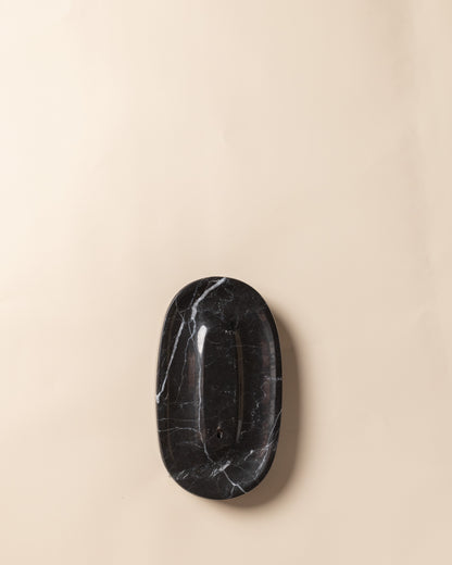 Blick von oben auf den ovalen Räucherstäbchenhalter aus schwarzem Marmor.