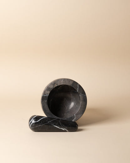 Exklusives Mörser und Stößel Set aus schwarzem Marmor von Marmonix, ein schweres, poliertes Küchenwerkzeug aus massivem Naturstein.