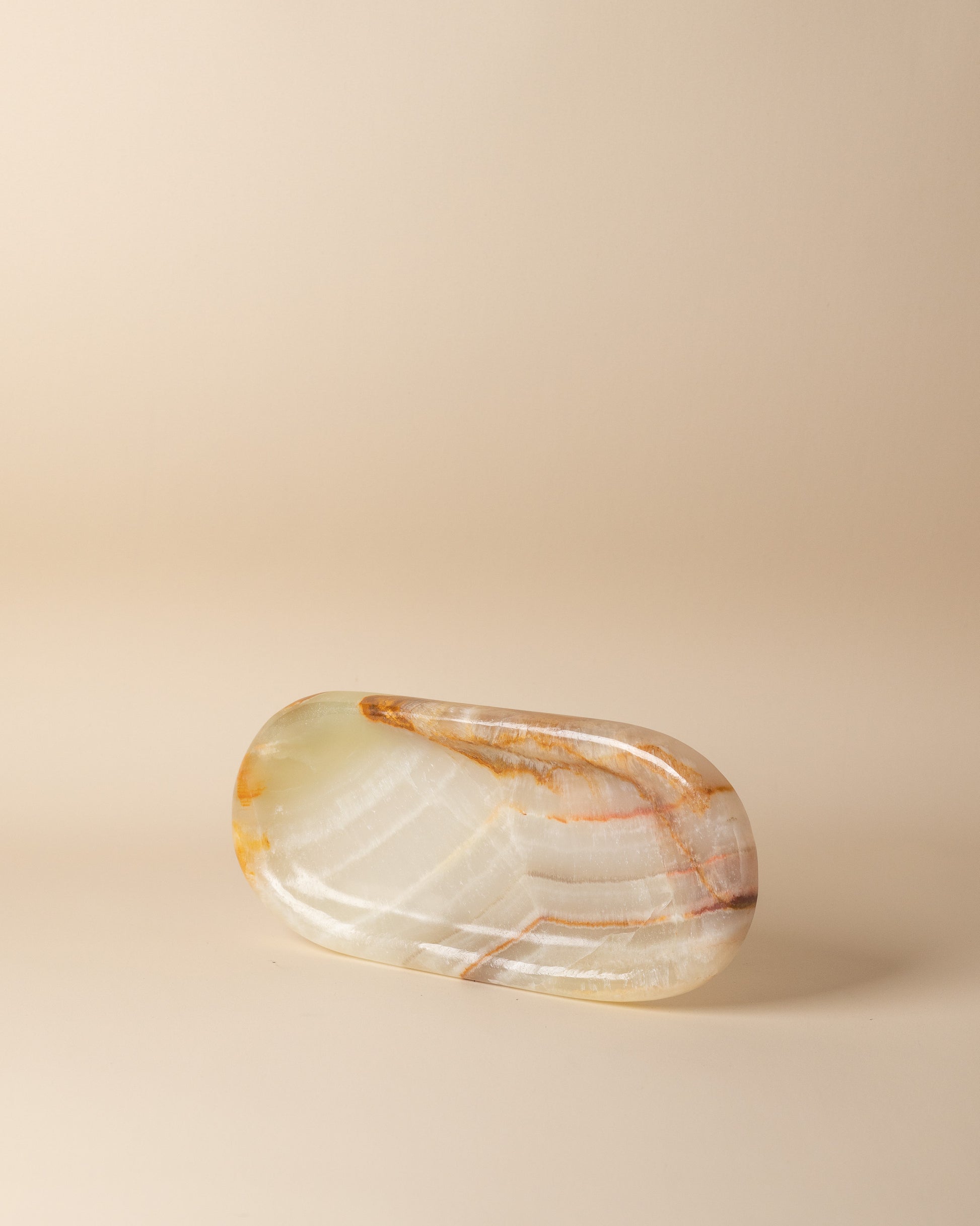 Elegante ovale Schale aus grünem Onyx von Marmonix, eine längliche Design-Deko-Schale mit ausdrucksstarker Natursteinmaserung.