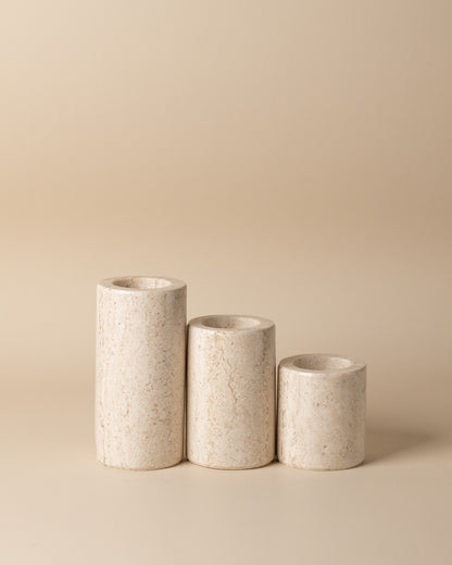 Luxus-Teelichthalter 3er-Set aus Travertin von Marmonix, architektonische Kerzenhalter aus strukturiertem Naturstein.