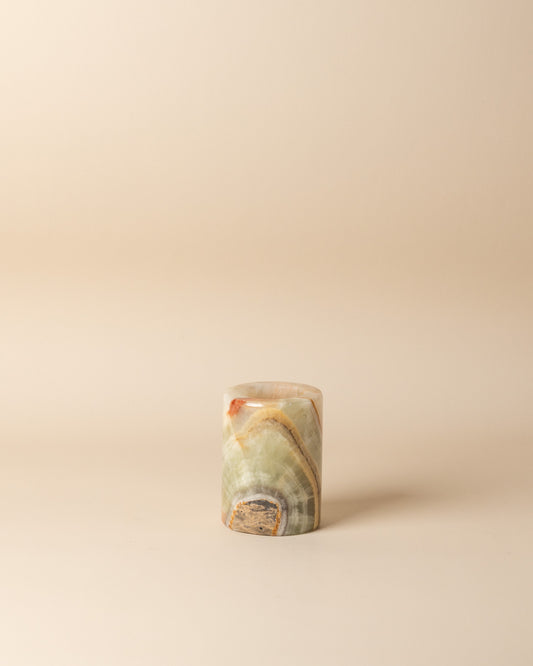 Einzelner Teelichthalter aus grünem Onyx – handgefertigter Naturstein-Teelichthalter, leuchtendes Grün mit warmem Kerzenschein