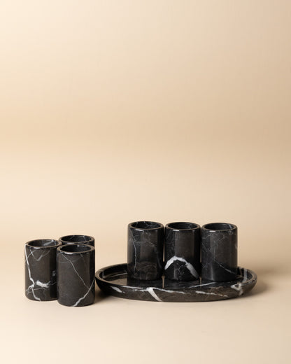 Luxus-Tequila-Shot-Set mit passendem Serviertablett aus schwarzem Marmor von Marmonix, handgefertigte Naturstein-Barware.