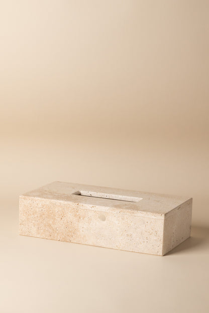 Luxus-Kosmetiktuchbox-Abdeckung aus Travertin von Marmonix, eine rechteckige Naturstein-Halterung für ein elegantes Badezimmer.