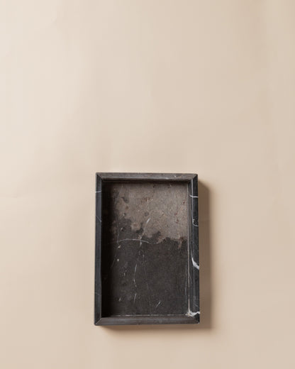 Symmetrische Draufsicht auf das 20x14 cm große Serviertablett aus poliertem schwarzem Marmor.
