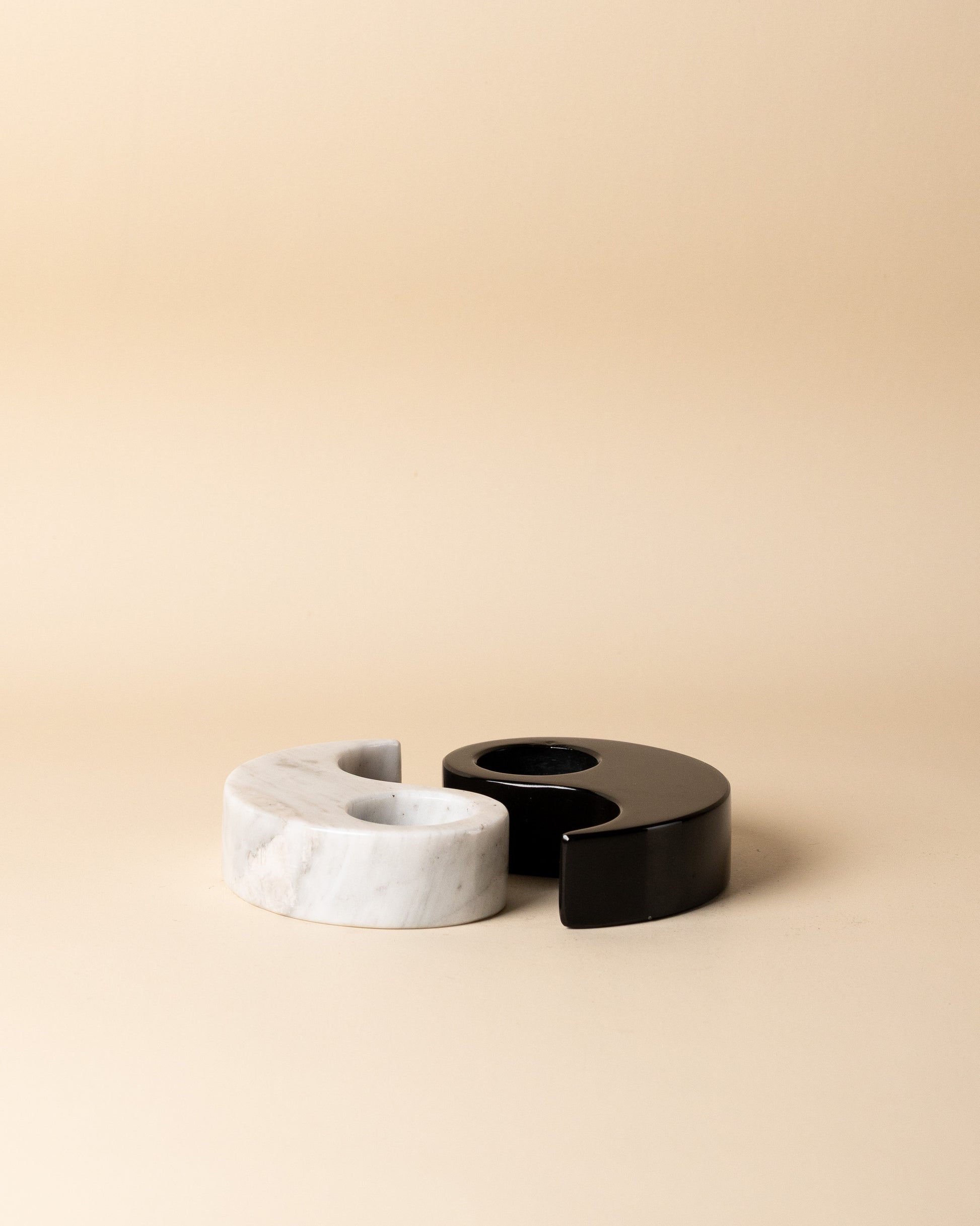 Ikonischer Yin-Yang-Teelichthalter im Set aus weißem und schwarzem Marmor von Marmonix, ein symbolträchtiges Naturstein-Centerpiece.