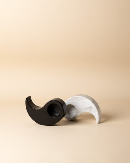 Die zwei getrennten Hälften des zweiteiligen Yin-Yang-Teelichthalters von Marmonix, die zeigen, wie die Elemente aus weißem und schwarzem Marmor flexibel als einzelne, elegante Kerzenhalter platziert werden können.
